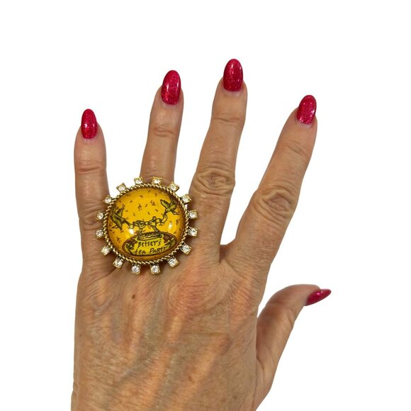 Betsy Johnson Tea Party Fashion Ring Vtg 7 Lucite Crystals Gold Tone Signed - Picture 3 of 17